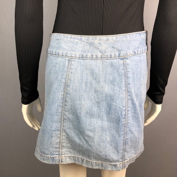 Free People light wash denim mini skirt size 8 - Picture 4 of 6